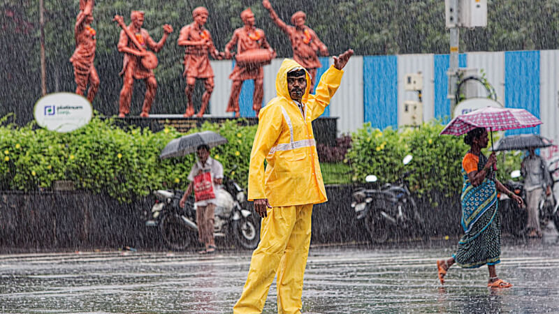 Mumbai cop working in rain