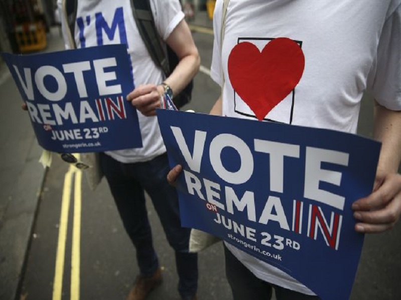 Supporters of the "Britain Stronger IN Europe" group campaign in the lead up to the EU referendum, at Soho in London, Britain June 22, 2016. REUTERS/Neil Hall  - RTX2HK1F