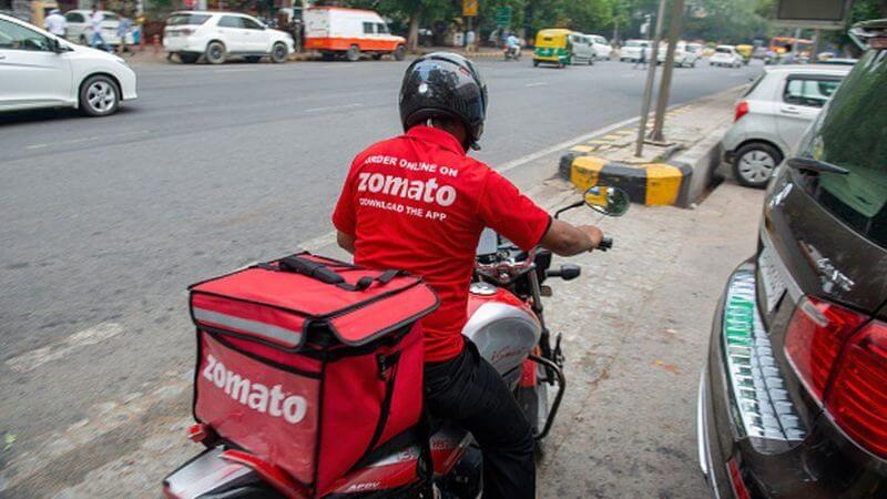 Zomato Delivery Boy Kisses Girl Pune