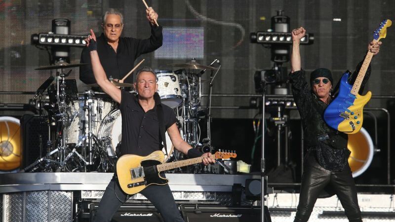 Bruce Springsteen Fall On Stage