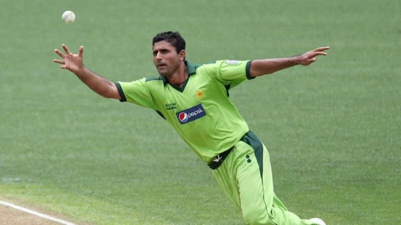 Watch Former Pakistan Cricketer Abdul Razzaq Passes Derogatory Remarks 
