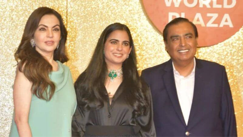 Mukesh Ambani Isha Ambani Nita Ambani World Jio Plaza