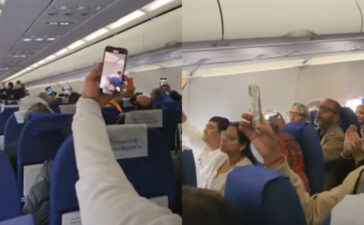 IndiGo Passengers Sing Ram Aaenge On Flight