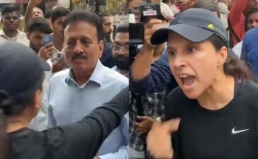 Mumbai Woman Confronts Minister Girish Mahajan