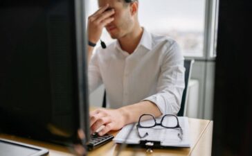 Employee Claims Manager Gave Poor Appraisal Helped Boss