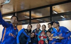 Bismah Maroof Daughter With Indian Women Cricketers
