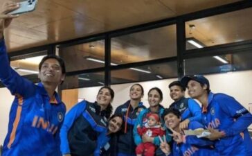 Bismah Maroof Daughter With Indian Women Cricketers