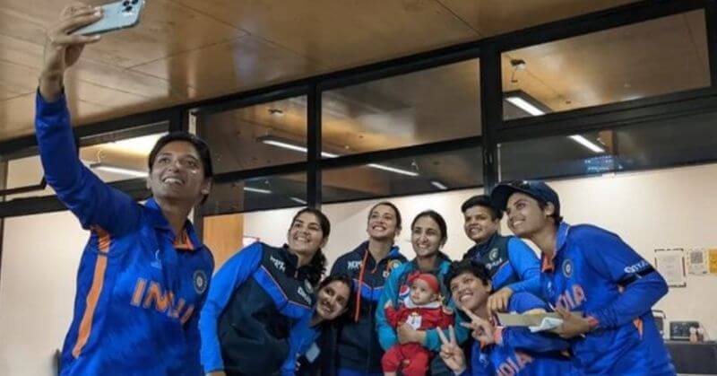 Bismah Maroof Daughter With Indian Women Cricketers