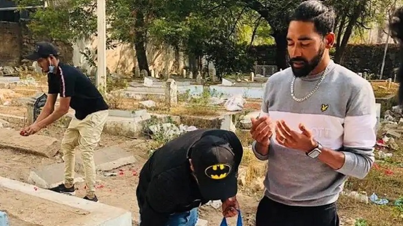 Mohammad Siraj at Father Grave