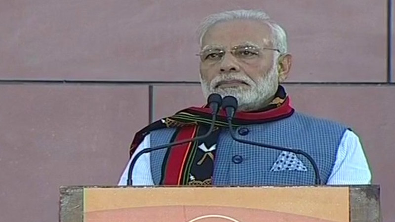 modi pauses while giving speech